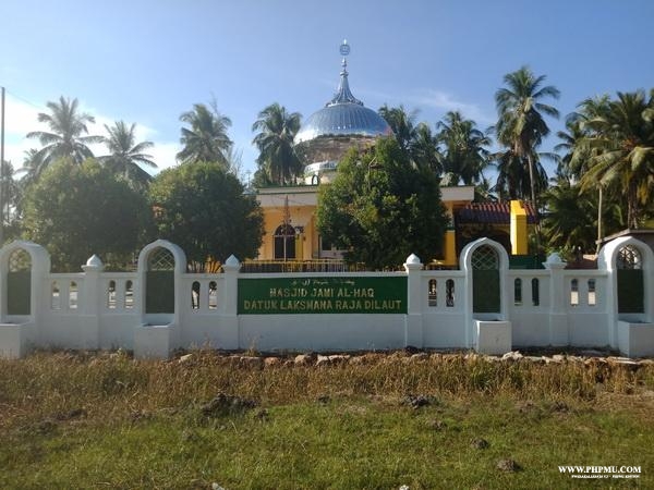 Masjid bersejarah yaitu Masjid Jamiâ€™ Al Haq